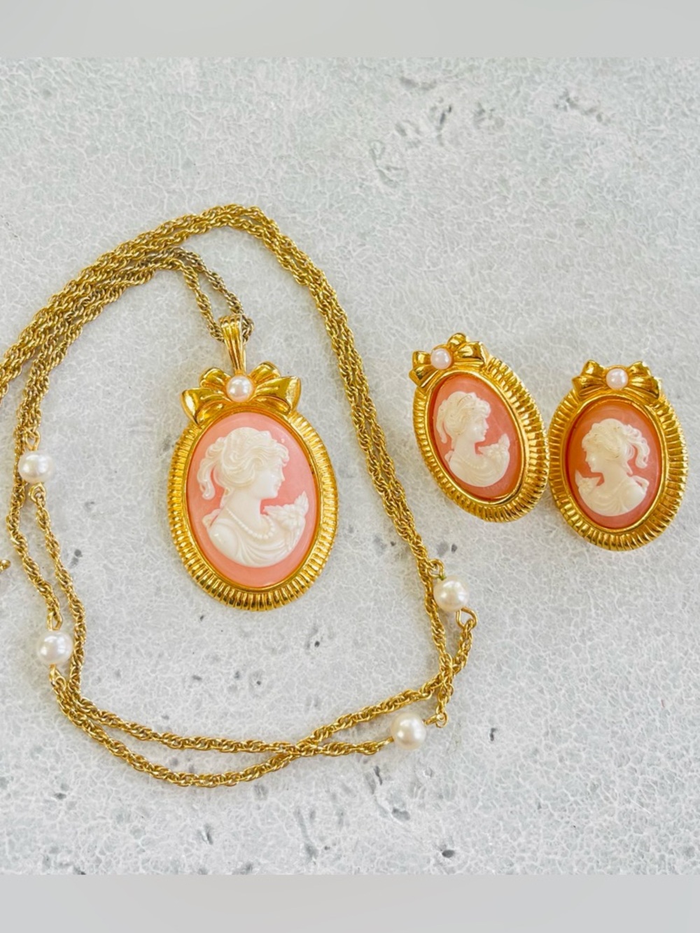 Vintage Avon Romantic Portraits Cameo Set Necklace Earrings Gold Pink Regency